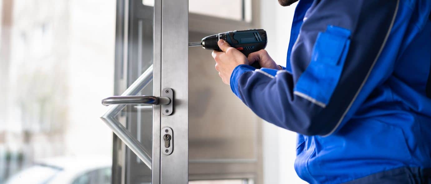 Beneficios-de-un-servicio-cerrajeria Cerrajero en mijas 24h, Locksmith Lock Door Repair_ Worker Changing And Cylinder